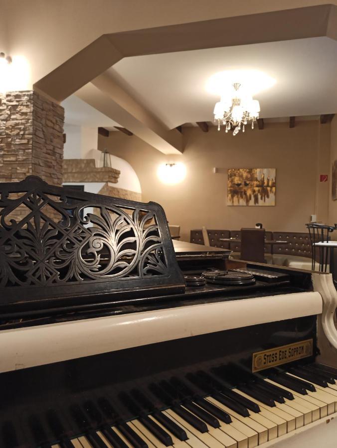 Eden Lounge Restaurant & Pension Veresegyház Exteriör bild